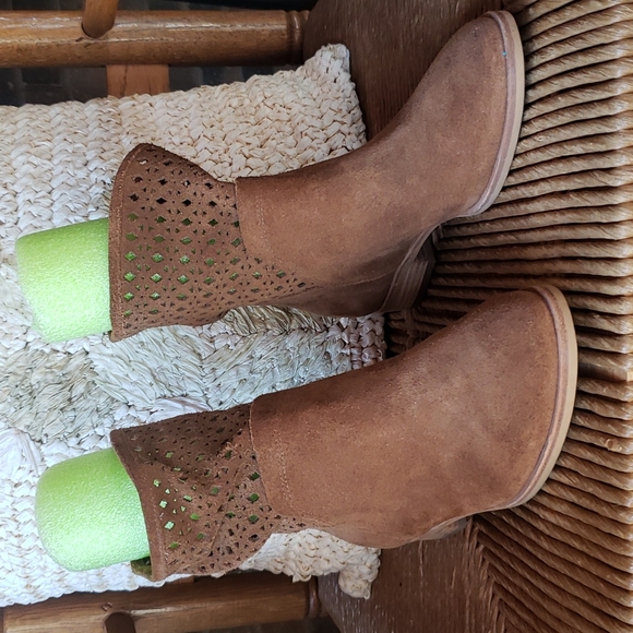 Michael Kors Sunny, suede cutout, ankle bootie, size 5 - Picture 1 of 12